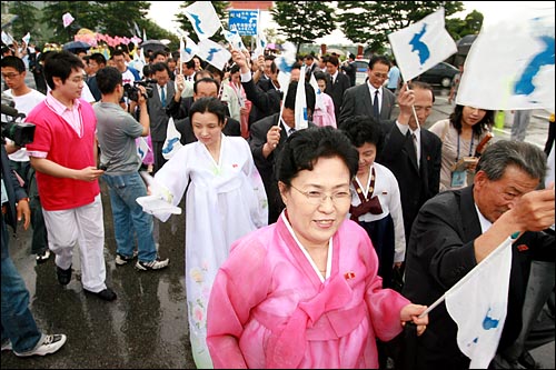 북측 민간대표단이 환영나온 광주시민들을 향해 한반도기를 흔들며 인사하고 있다. 
 